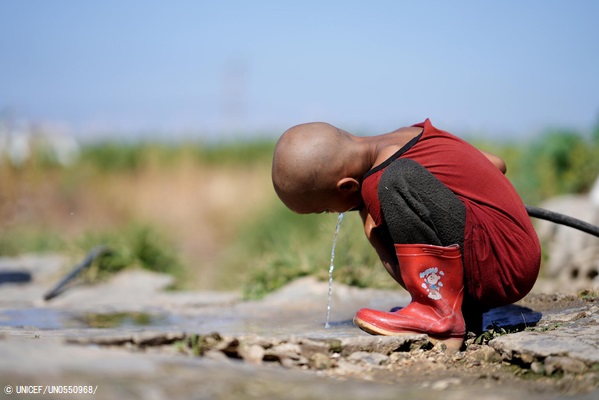 ヘスビ(Hesbi)にある唯一の水源から水を飲む子ども。(レバノン、2021年10月撮影) (C) UNICEF_UN0550968_ ヘスビ(Hesbi)にある唯一の水源から水を飲む子ども。(レバノン、2021年10月撮影) (C) UNICEF_UN0550968_