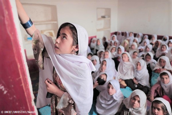 学習センターで授業を受ける女子生徒たち。(アフガニスタン、2022年6月撮影) (C) UNICEF_UN0652303_Nesbitt