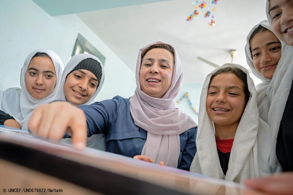 ヘラートのユニセフが支援する女子学校で、先生から月経について学ぶ生徒たち。(アフガニスタン、2022年6月撮影) (C) UNICEF_UN0679822_Naftalin