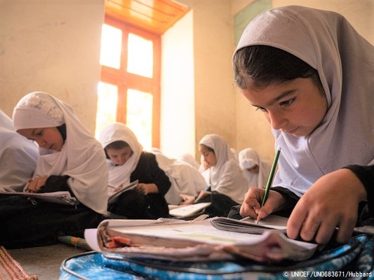 パクティア州の女子学校で、絵画の授業を受ける小学6年生の女の子たち。(アフガニスタン、2022年5月撮影) (C) UNICEF_UN0683671_Hubbard