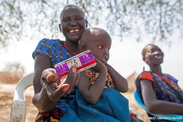 ジョングレイ州の村で、マラリアに感染した4歳の女の子の治療用の薬を受け取った母親。(南スーダン、2022年1月撮影) (C) UNICEF_UN0598332_Naftalin