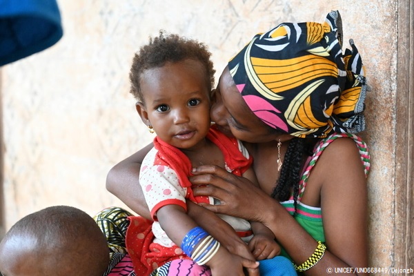 マラリアの検査をして陽性だったアワオウちゃん。母親が、ここ数日アワオウちゃんの食欲が落ちて元気がない、と地域で活動する保健員に相談したことで、検査を受けることができた。(カメルーン、2022年6月撮影) (C) UNICEF_UN0668449_Dejongh
