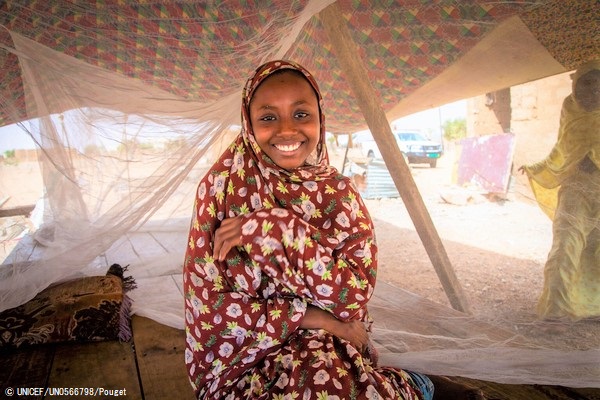 マラリアの感染予防のため、防虫効果のある蚊帳の中に入る女の子。(モーリタニア、2021年11月撮影) (C) UNICEF_UN0566798_Pouget