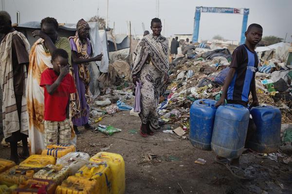 マラカルにある国連施設で、水を汲みに向かう避難民の男の子。（3月30日）© UNICEF/NYHQ2014-0424/Kate Holt