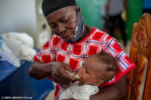 クリニックで、栄養不良と診断された生後9カ月の女の子。母親がいなく、祖母が子育てをしている。(ハイチ、2022年2月撮影) (C) UNICEF_UN0589507_Rouzier
