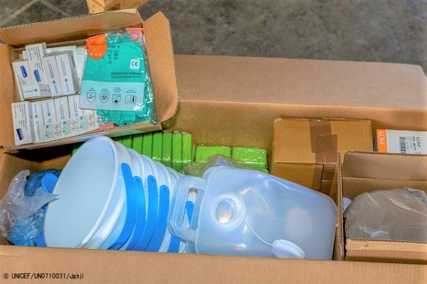 浄水剤、石けん、経口補水液、医薬品、点滴、医療機器などが入った、急性水溶性下痢症に対応するためのユニセフ支援物資。(2022年9月撮影) (C) UNICEF_UN0710031_Janji 浄水剤、石けん、経口補水液、医薬品、点滴、医療機器などが入った、急性水溶性下痢症に対応するためのユニセフ支援物資。(2022年9月撮影) (C) UNICEF_UN0710031_Janji