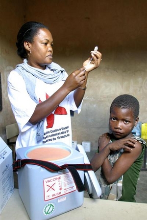 はしかの予防接種をうける男の子（アンゴラ）© UNICEF/NYHQ2003-0188/Giacomo Pirozzi