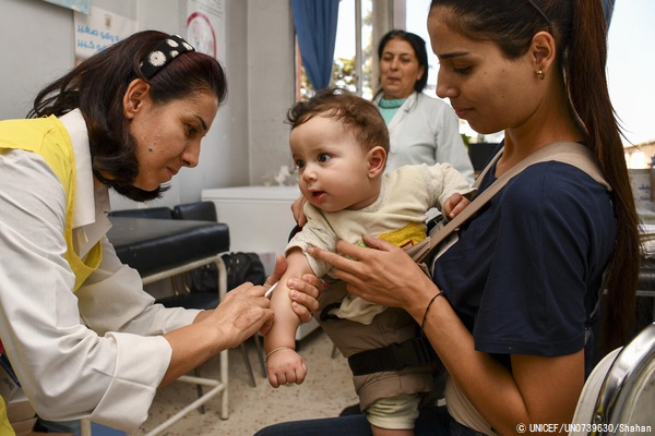 保健センターで、ポリオとはしかの予防接種を受ける生後8カ月のジュリアンちゃん。(シリア、2022年10月撮影) (C) UNICEF_UN0739630_Shahan