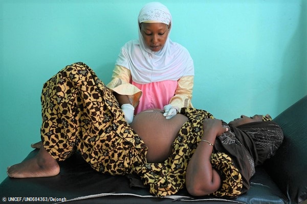 最南東部のディファにある母子センターで、健診を受ける妊婦。(ニジェール、2022年7月) (C) UNICEF_UN0684363_Dejongh