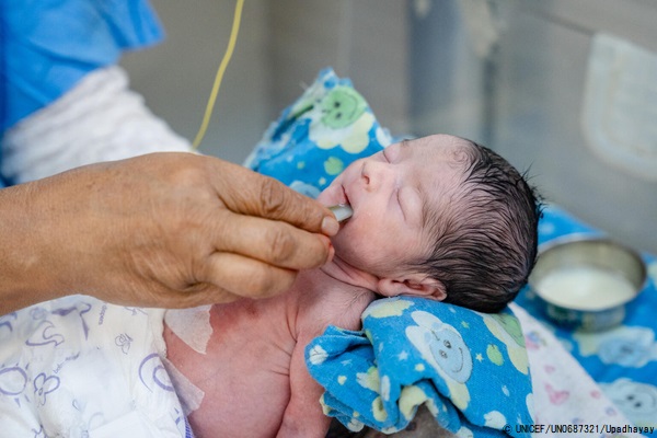 カトマンズの産婦人科病院の新生児集中治療室(NICU)で、ミルクを飲む生まれたての赤ちゃん。(ネパール、2022年8月撮影) (C) UNICEF_UN0687321_Upadhayay