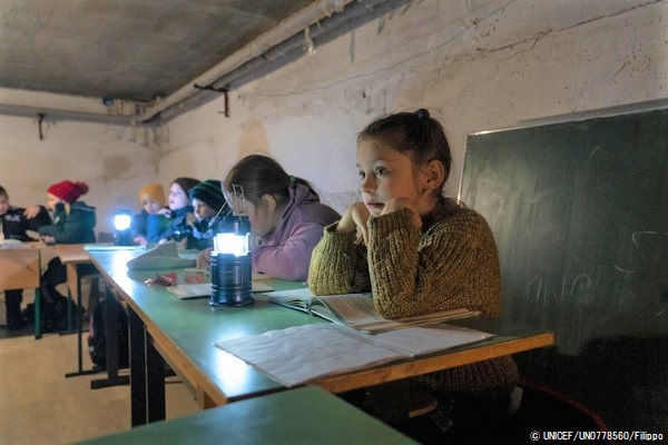 避難所となった幼稚園の地下室で勉強をする10歳のマルガリータさん。(ウクライナ、2023年1月24日撮影) (C) UNICEF_UN0778560_Filippov