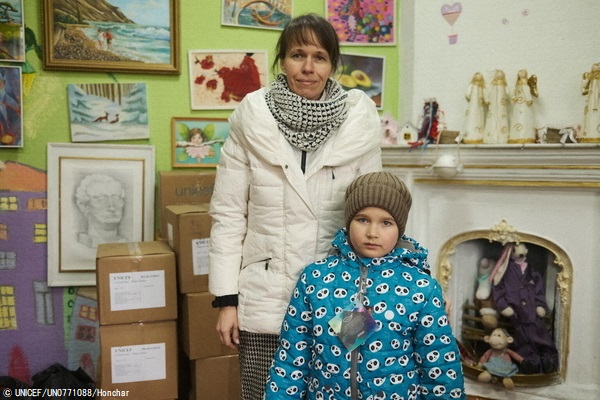 ユニセフの冬の支援物資を受け取り、帽子とダウンを身に着ける7歳のアリアドナさん。価格高騰により子どもたちの服などを買うことができなかった。(ウクライナ、2023年1月13日撮影) (C) UNICEF_UN0771088_Honchar