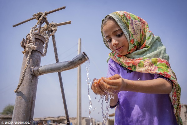 水道から安全な水を飲む6歳のナフィサさん。(パキスタン、2023年3月3日撮影) (C) UNICEF_UN0804230_