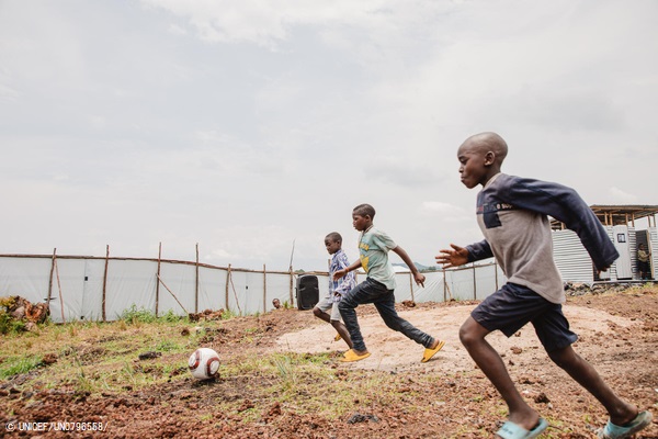 国内避難民キャンプ内でユニセフが設置している「子どもにやさしい空間」で遊ぶ子どもたち。この空間では、学習や運動、レクリエーションなど、平和構築につながるプログラムが行われている。(コンゴ民主共和国、2023年3月5日撮影) (C) UNICEF_UN07965