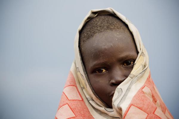 武力衝突により自宅から避難している女の子© UNICEF/NYHQ2014-0336/Kate Holt