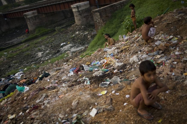 屋外排泄をする男の子（インド）©UNICEF/INDA2008-00043/Adam Ferguson