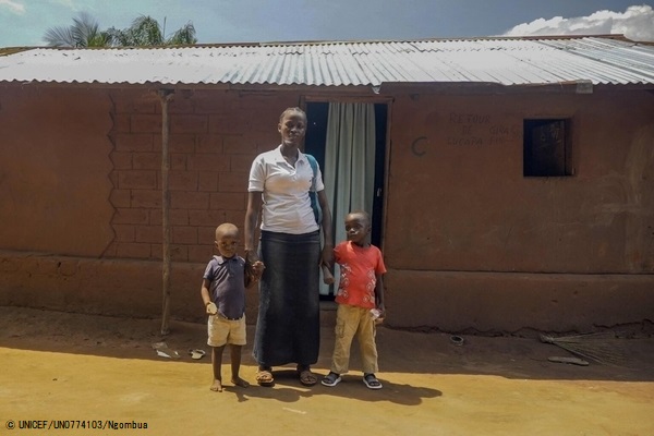 学費のために15歳の時に結婚し、子ども2人を出産した20歳のエスターさん。ユニセフなどの支援により学校に戻ることができ、教員を目指している。(コンゴ民主共和国、2022年12月16日撮影) (C) UNICEF_UN0774103_Ngombua