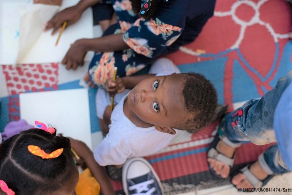 ポートスーダンのユニセフが支援する一時避難所で、心理社会的支援を受ける国内避難民の子ども。(スーダン、2023年5月9日撮影) (C) UNICEF_UN0841474_Satti