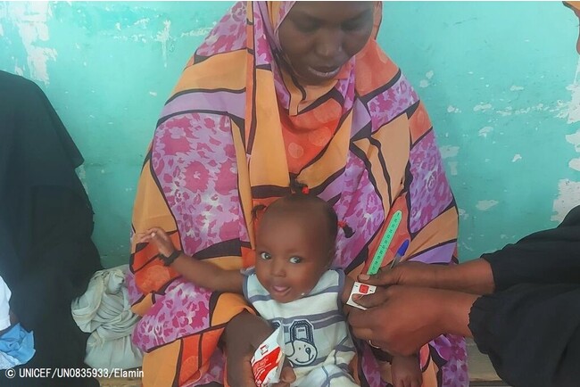 上腕計測メジャーを使った栄養検査で、栄養不良と診断された子ども。(スーダン、2023年5月1日撮影) (C) UNICEF_UN0835933_Elamin