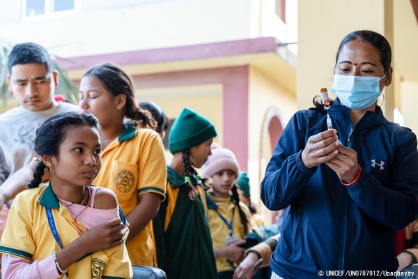 学校で行われたはしかと風疹の予防接種キャンペーンで、ワクチン接種を受ける女の子。(ネパール、2023年1月撮影) (C) UNICEF_UN0787912_Upadhayay