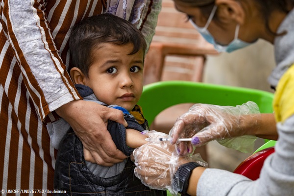 北東部のハサカで行われたはしかとポリオの予防接種キャンペーンで、はしかのワクチン接種を受ける男の子。(シリア、2022年10月撮影) (C) UNICEF_UN0757753_Souleiman