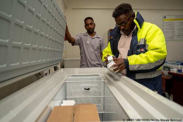 カッサラ州の予防接種拡大プログラムを実施している施設内にある、ワクチン保管冷蔵庫で、ワクチンと保冷温度の確認をするスタッフ。(スーダン、2023年3月撮影) (C) UNICEF_UN0795956_Mojtba Moawia Mahmoud