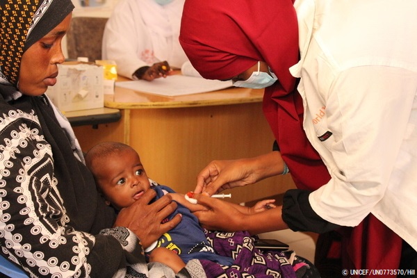 はしかの予防接種を受ける生後2カ月のアブディラハマンちゃん。(ソマリア、2022年10月撮影) (C) UNICEF_UN0773570_Hill