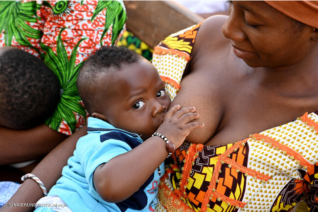 北部コロゴにある保健センターで、赤ちゃんに母乳を与える母親。(コートジボワール、2023年3月9日撮影) (C) UNICEF_UN0800449_Dejongh