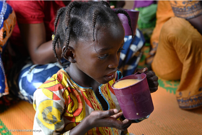 栄養価のある食事の作り方を学んだ後に、作ったご飯を受け取った女の子。(カメルーン、2023年6月14日撮影) (C) UNICEF_UNI405869_Dejongh