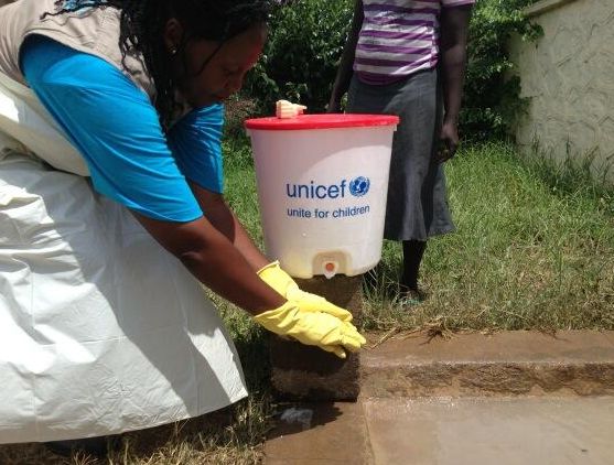 手を洗うために塩素処理された水を使用している。©UNICEF/2014