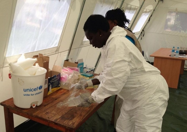 コレラ治療センターに届いた医療支援物資。©UNICEF/2014