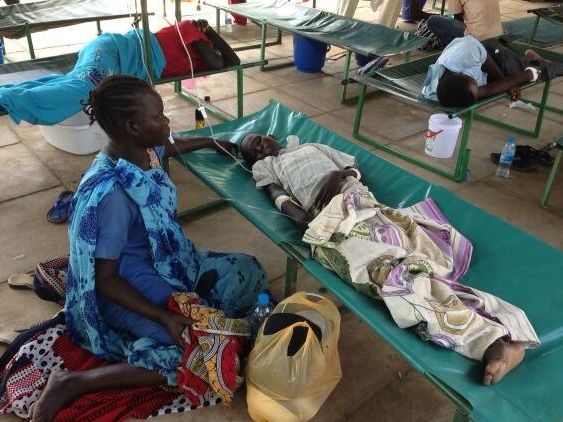 コレラの治療センターで治療を受ける子どもと見守る母親。©UNICEF/2014