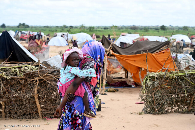 スーダンとの国境に近い、チャドのアドレにある避難所で暮らす親子。(チャド、2023年8月10日撮影) (C) UNICEF_UNI425935_Dejongh