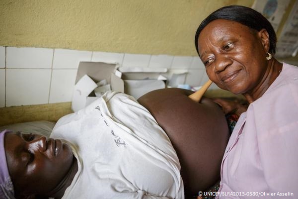 妊婦の診察を行う保健員（シエラ・レオネ）© UNICEF/SLRA2013-0580/Olivier Asselin
