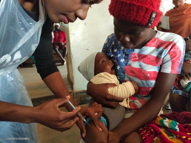 リロングウェの保健センターで、マラリアの予防接種を受ける生後8カ月のアランちゃん。(マラウイ、2023年6月撮影) (C) UNICEF_UNI404862_