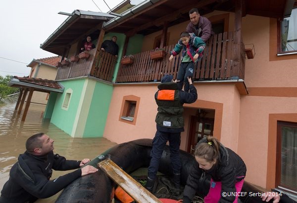 最も大きな被害が出た場所の一つ、ベオグラード内のオブレノヴァツから避難する家族 ©UNICEF Serbia/2014
