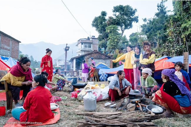 ジャジャルコット郡で被災し、屋外で避難生活を送る人たち。余震が続いているため、不安な日々を過ごしている。(ネパール、2023年11月6日撮影) (C) UNICEF_UNI465048_Upadhayay