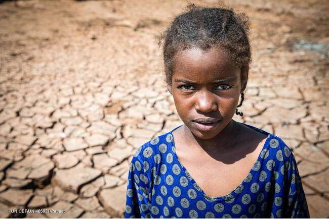 ソマリ州で発生した激しい洪水により10月からずっと学校が閉鎖されており、授業の再開を待ち続けている9歳のビントゥさん。(エチオピア、2023年12月6日撮影) (C) UNICEF_UNI485921_Pouget
