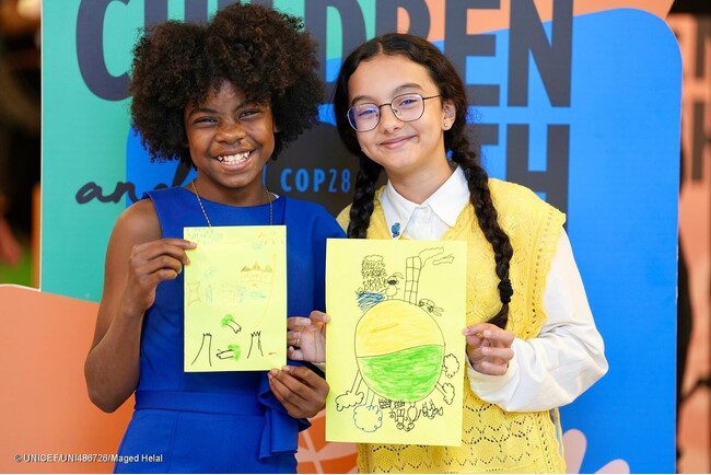 COP28の会場となったエキスポ・シティ・ドバイで、環境問題をテーマにした絵を描いた、ユニセフのユース・アドボケイトの女の子たち。(アラブ首長国連邦、2023年12月8日撮影) (C) UNICEF_UNI486726_Maged Helal