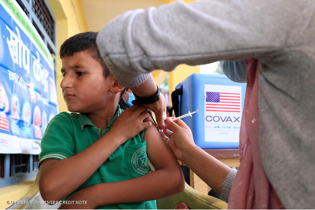 全国27地区の5歳から11歳の子どもを対象とした新型コロナウイルス感染症の予防接種キャンペーンで、ワクチン接種を受ける9歳のヘムさん。ワクチンは、COVAXを通じて220万人の子どもたちへ届けられた。(ネパール、2022年6月撮影) (C) UNICEF_UN