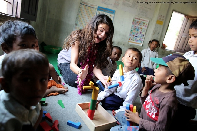 「子どもにやさしい学校」の「子どもクラブ」の子どもたちとゴメス親善大使。©Courtesy of U.S. Fund for UNICEF/Josh Estey/MataHati
