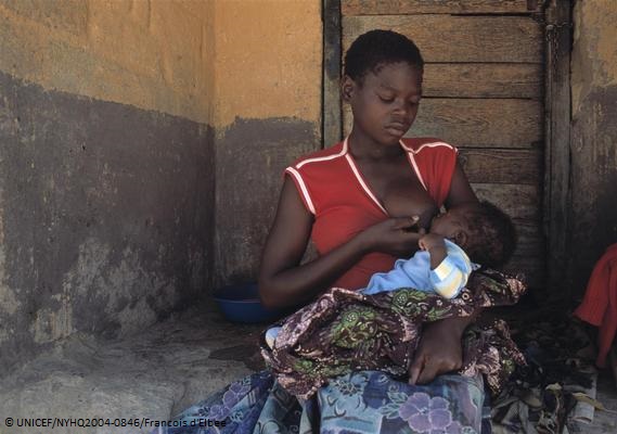 6カ月になる息子に母乳をあげる12歳の女の子（ザンビア）© UNICEF/NYHQ2004-0846/Francois d'Elbee