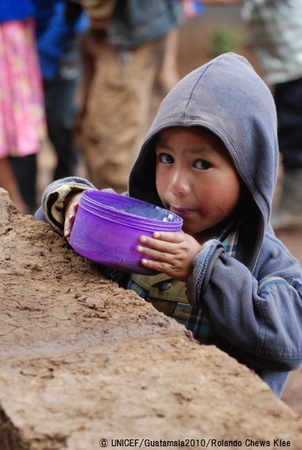 小学校の給食を食べる男の子　© UNICEF/Guatamala2010/Rolando Chews Klee