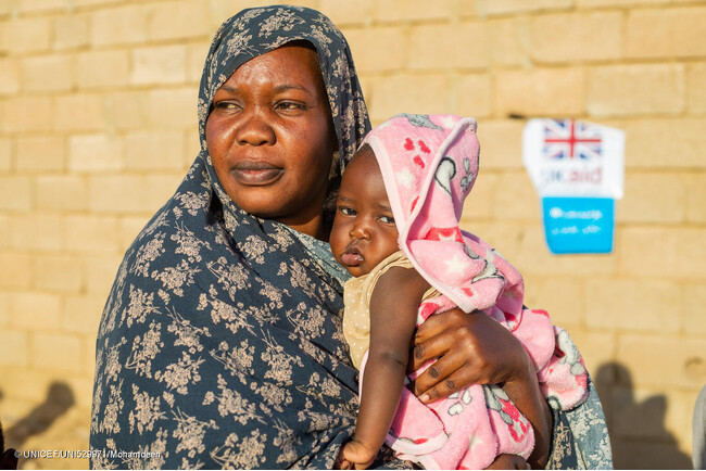 戦闘が激化するオムドゥルマンからリバーナイル州へ避難した生後10カ月のマイヤーちゃんと母親。ユニセフの栄養検査を受け、ビタミンAや虫下しの錠剤、石けんなどを受け取った。(スーダン、2024年2月27日撮影) (C) UNICEF_UNI529971_Moham