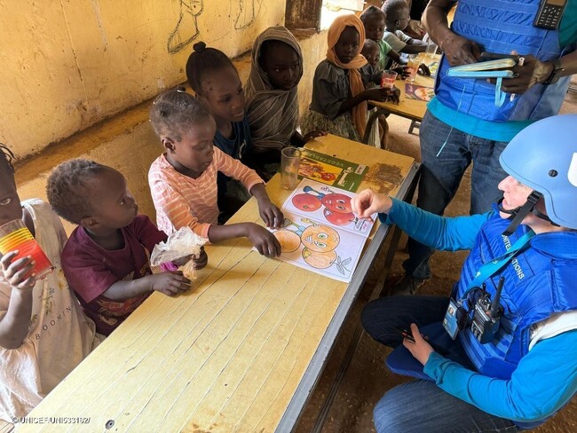ユニセフが支援する子どもにやさしい空間で、塗り絵をする子どもたち。(スーダン、2024年3月5日撮影) (C) UNICEF_UNI533182_