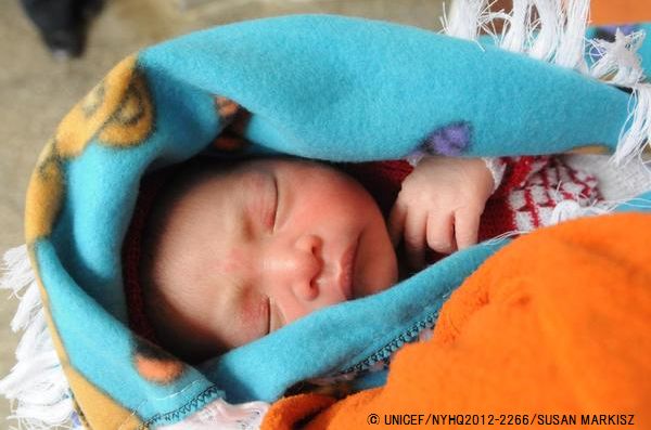 毛布に包まれて眠る赤ちゃん（グアテマラ）© UNICEF/NYHQ2012-2266/SUSAN MARKISZ 