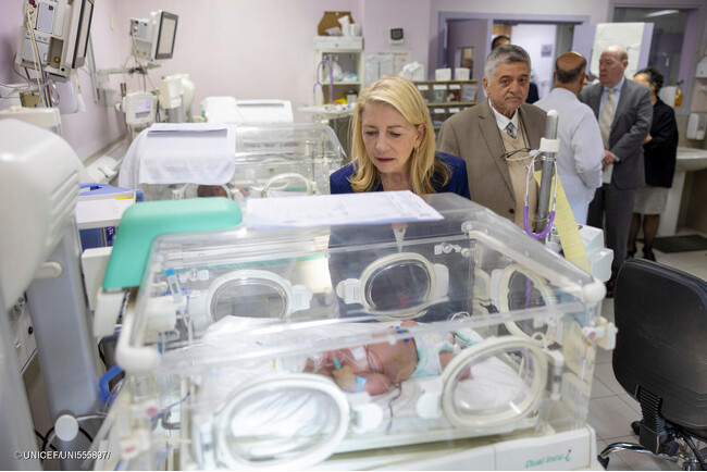 東エルサレムの病院を訪れ、保育器の中にいる赤ちゃんを見守るユニセフ事務局長のキャサリン・ラッセル。(パレスチナ、2024年4月15日撮影) (C) UNICEF_UNI555897_