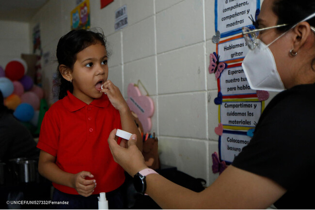 カラカスで、ユニセフの支援で実施されている子どもの栄養検査の一環で、虫下しの薬を飲む子ども。(ベネズエラ、2024年2月撮影) (C) UNICEF_UNI527332_Fernandez