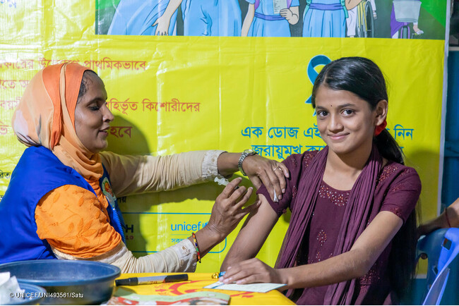 ダッカで、ヒトパピローマウイルス（HPV）の予防接種を受ける女の子。(バングラデシュ、2023年11月撮影) (C) UNICEF_UNI493561_Satu