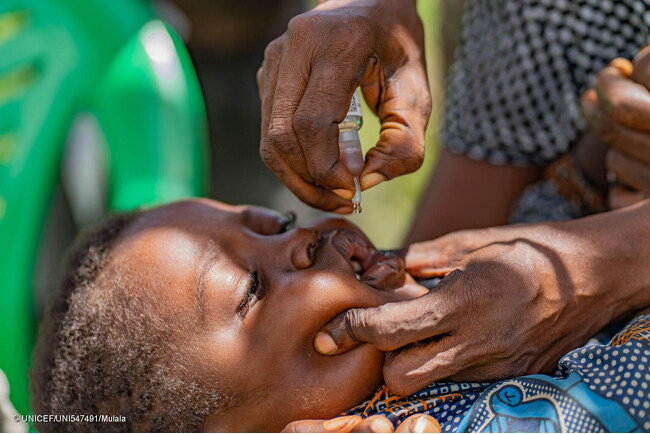 マニエマ州の村で、経口ポリオワクチンの接種を受ける子ども。(コンゴ民主共和国、2024年3月28日撮影) (C) UNICEF_UNI547491_Mulala